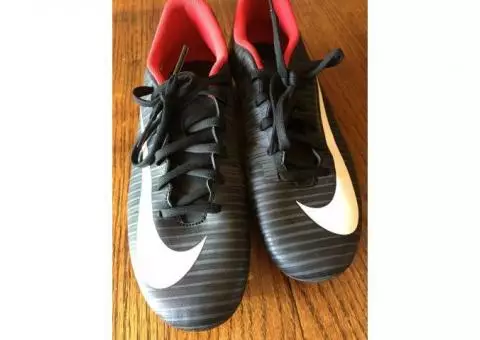 Soccer Cleats- Size 7.5